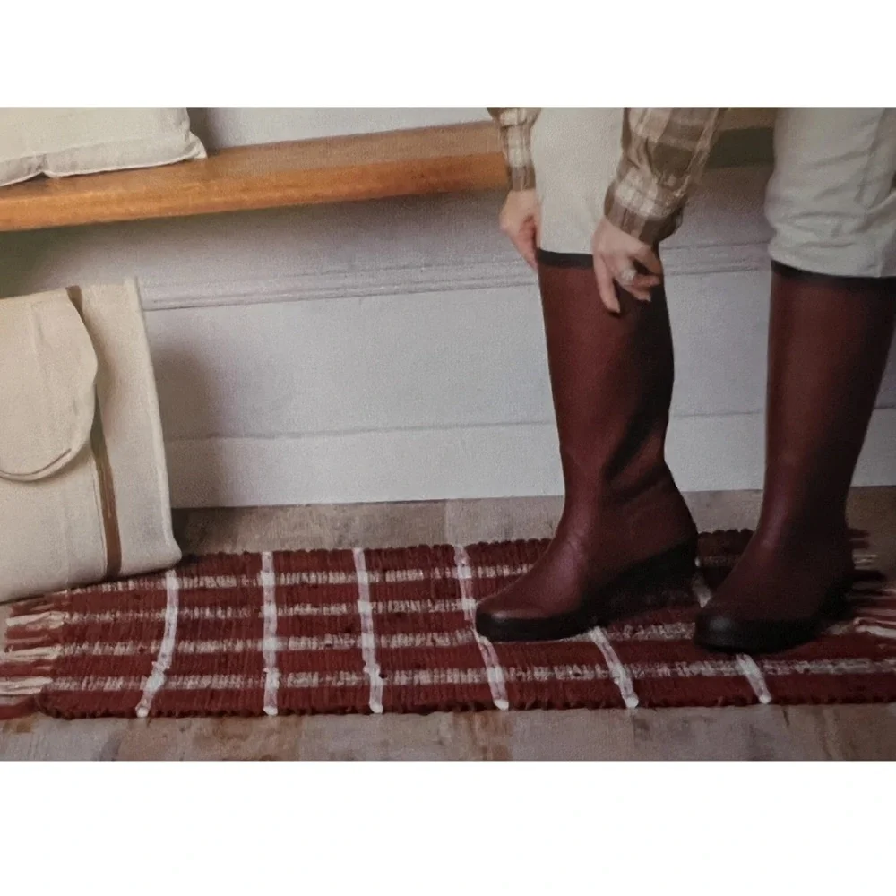 Decocrated burgundy woven accent rug
